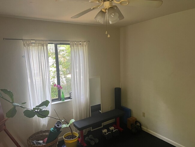 Building Photo - Super cute 3 bedroom 2 bath in NW Miram Manor