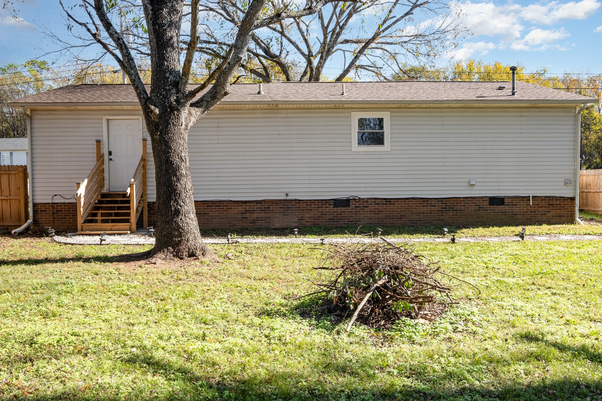 Building Photo - 209 Nowlin Dr