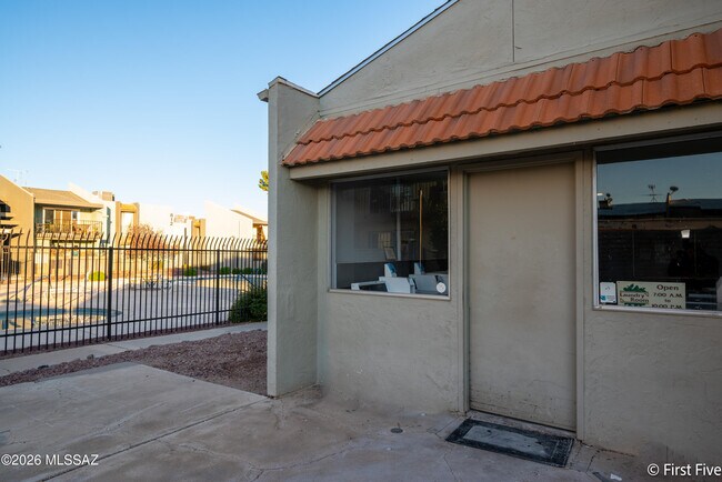Building Photo - 816 S Langley Ave
