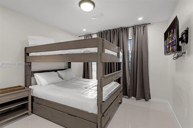 Building Photo - 1075 NE 12th Ave