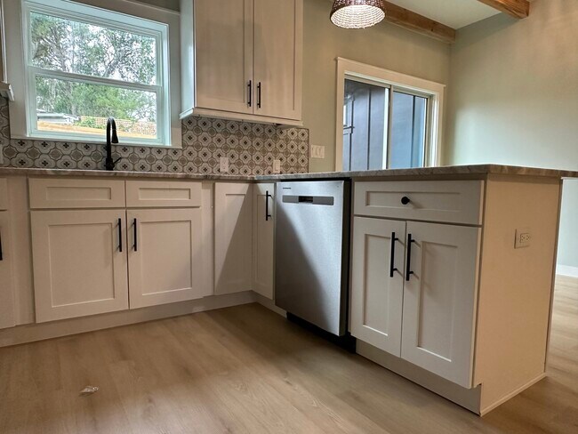 Building Photo - 207 Cherry Ave