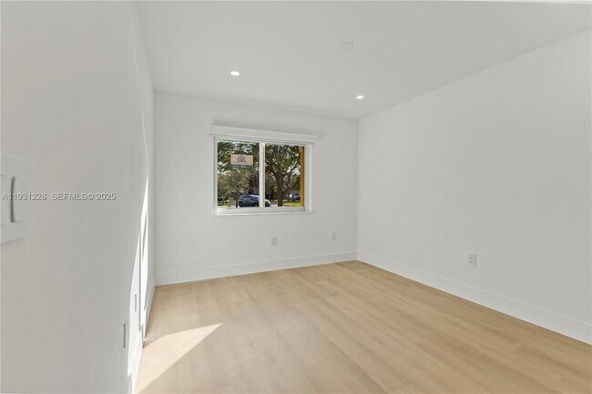 Building Photo - 16859 Crestview Ln