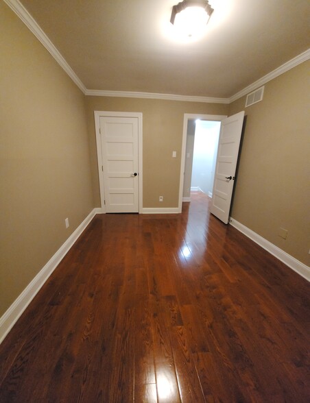 Guest bedroom, floor 2 - 5200 Hilltop Dr