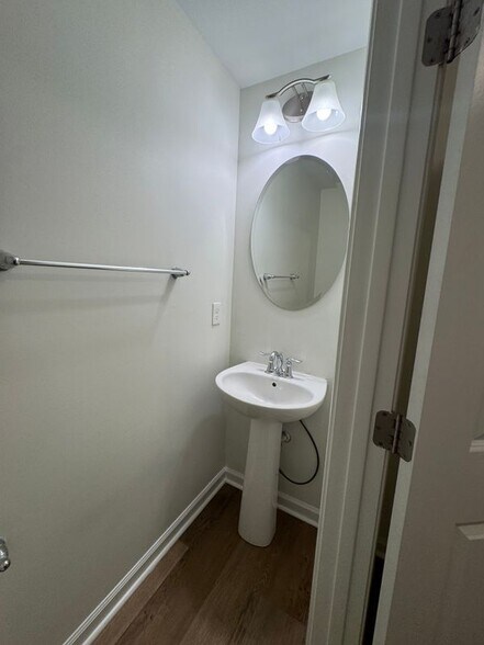 Building Photo - 219 Luna Trl