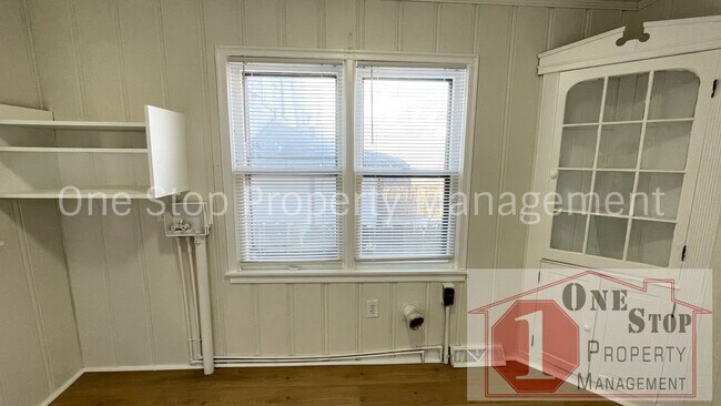 Building Photo - Beautiful 4 Bedroom 2 Bathroom Home in Kansas City!