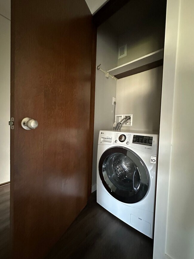 Building Photo - 1bd/1ba Seattle Condo