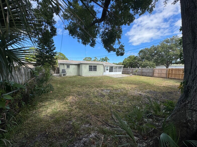 Building Photo - 438 80th Ave N