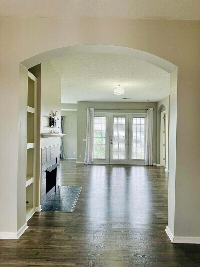 Building Photo - 3225 Rossmore Cir