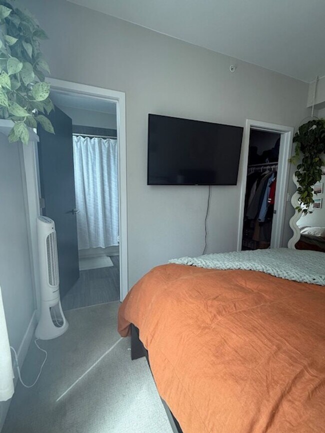Building Photo - Modern 3 bed, 3.5 bath Townhome Blocks fro...