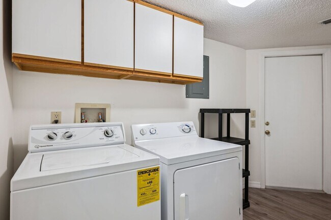 Building Photo - Ground Floor 2 Bed / 2 Bath with New Flooring