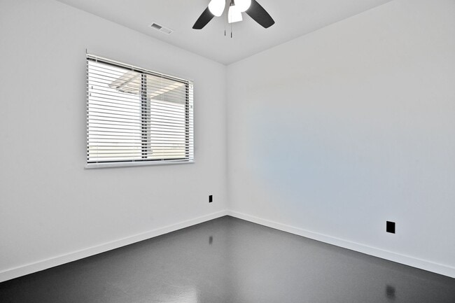 Building Photo - 1495 Oxbow Dr