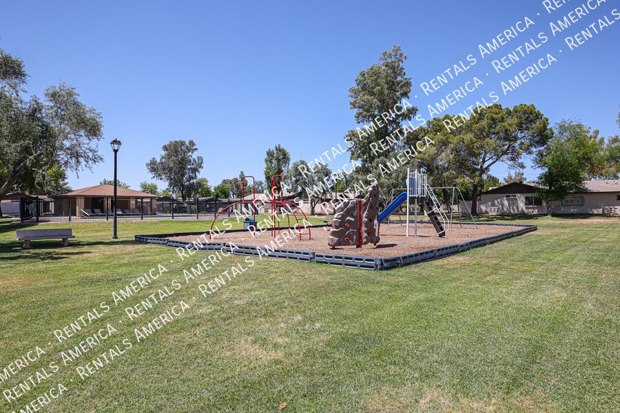 Building Photo - 3333 S Parkside Dr