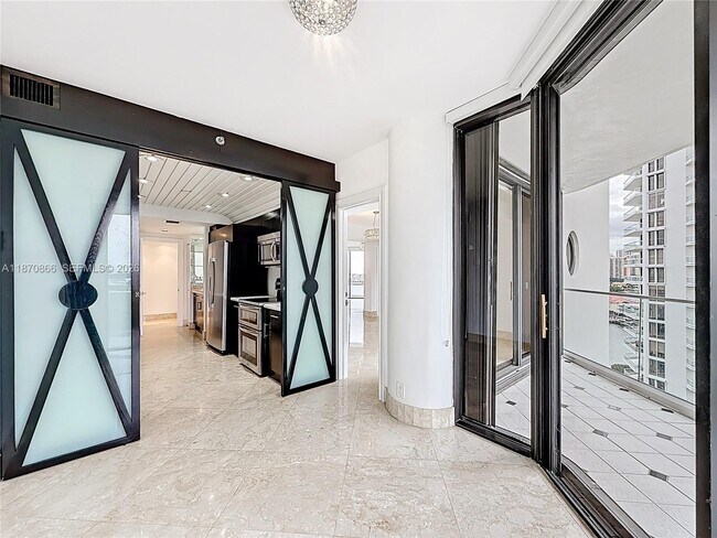 Building Photo - 2800 Island Blvd