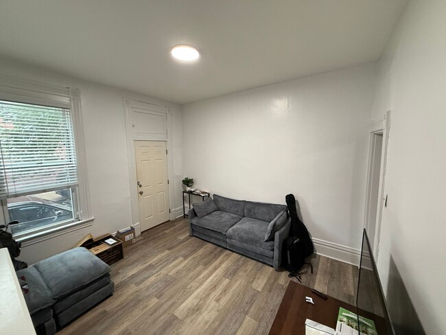 Building Photo - Luxury 3-Bedroom, 1-Bathroom House in Sout...
