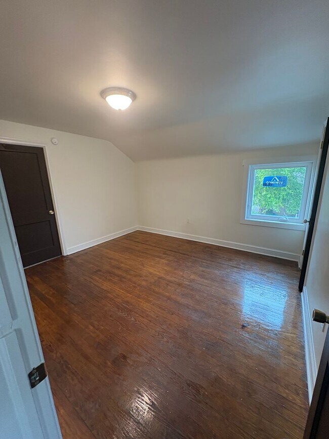Building Photo - Available Now 2-story. 2 BR w/ Bonus Room