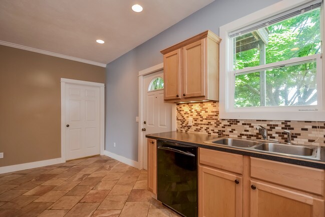 Building Photo - 422 Cadwell Ave NW