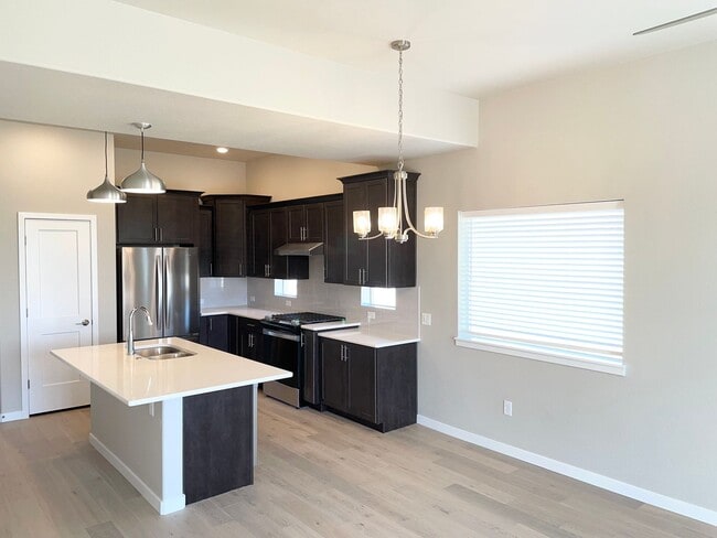 Building Photo - Townhome w/ All the Bells and Whistles!