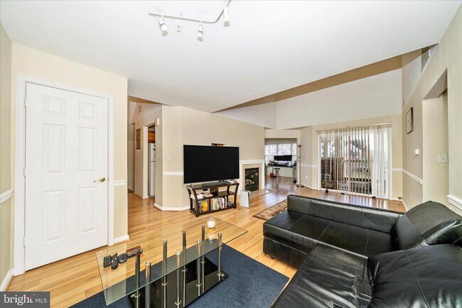 Building Photo - 6520 Lake Park Dr