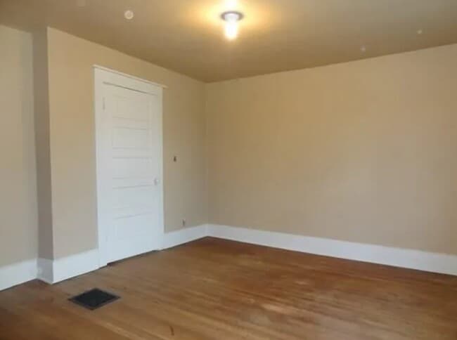 Building Photo - 320 N Dodge St