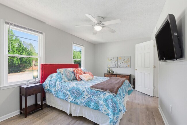 Building Photo - 1108 S Barnett Shoals Rd