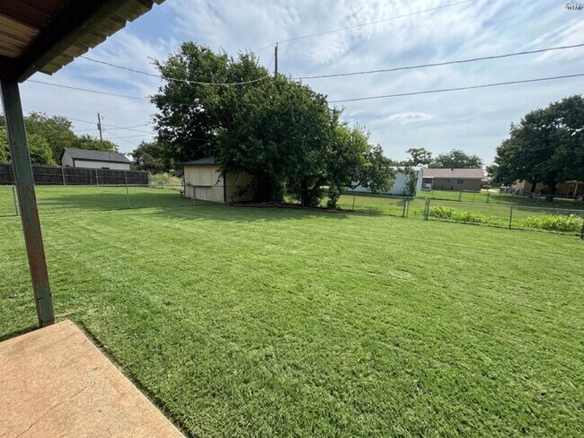 Building Photo - 801 Park Plaza Dr
