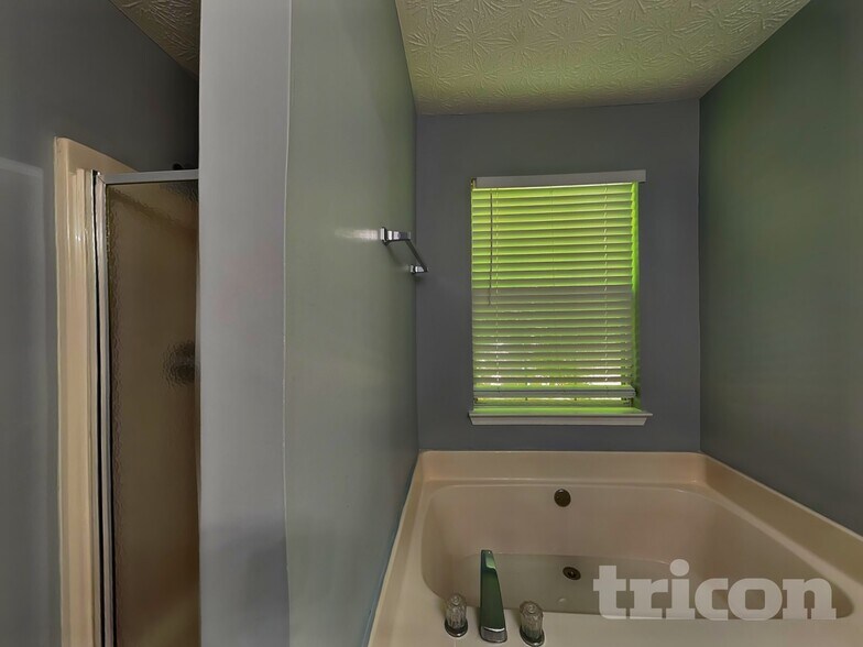Building Photo - 1812 Cres Hill Dr NW