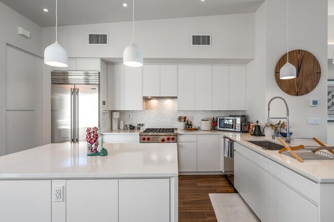 Building Photo - Modern 3 Bedroom, 3 Bathroom Furnished Condo at Makalii in Wailea