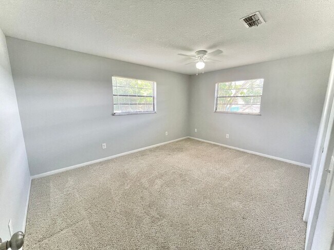 Building Photo - 3BR 1BA Annual Rental Available Now
