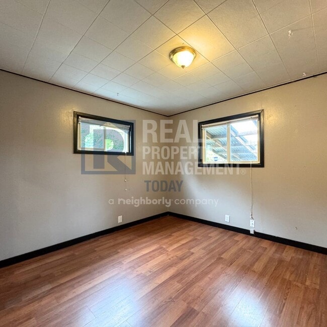 Building Photo - Sweet 3 bedroom and 2 bath + 3 car garage ...