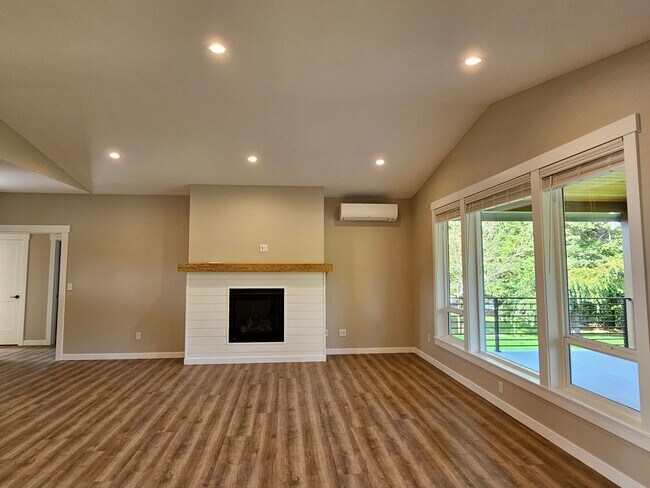Building Photo - MOVE IN SPECIAL! Newly Built Home in Birch...
