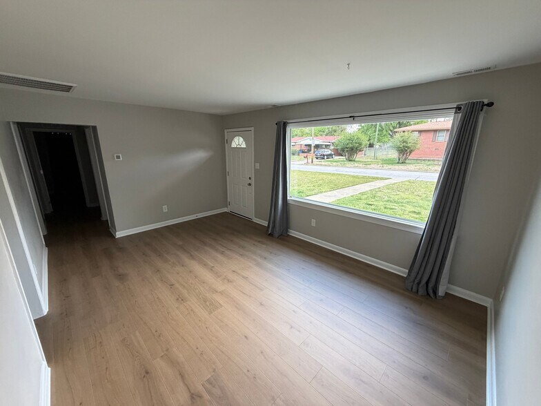 Building Photo - 1924 Hadley Rd