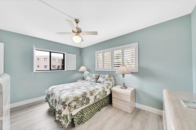 Building Photo - 5250 Las Verdes Cir