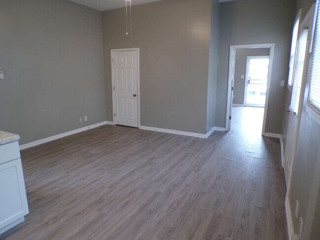 Building Photo - 2 bedroom, 1 bathroom house in Russell neighborhood