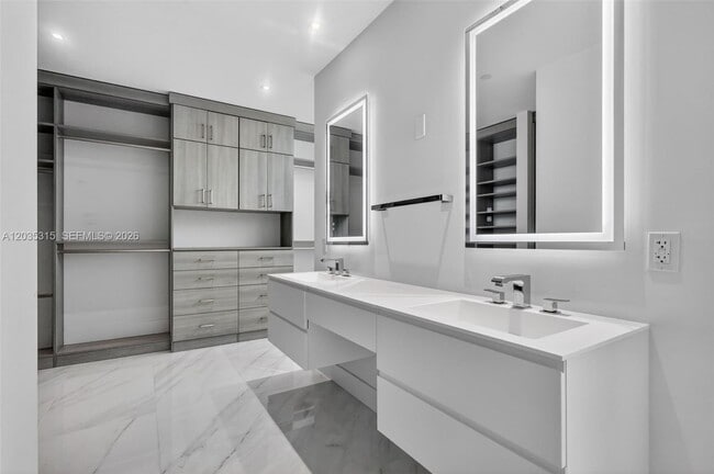 Building Photo - 3750 Yacht Club Dr