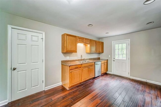 Building Photo - 2218 Woodfern Dr