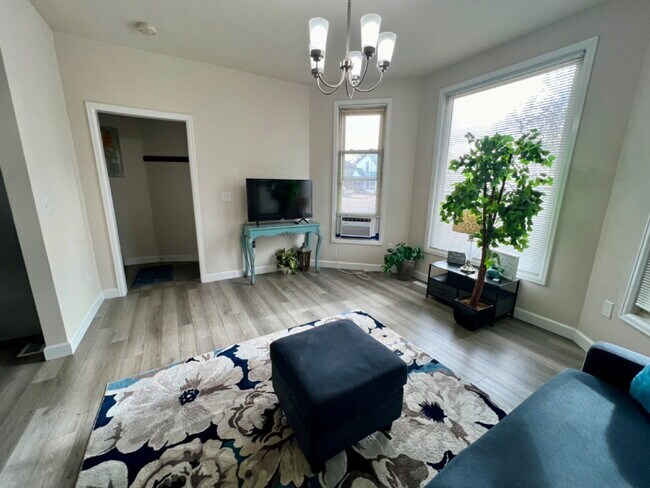 Building Photo - Renovated Short Term Rental!