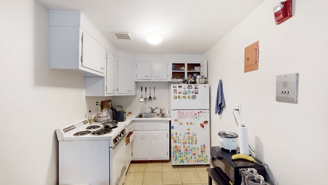 Building Photo - $2195 Brookline Studio on Beacon St - Heat and Hot Water Included