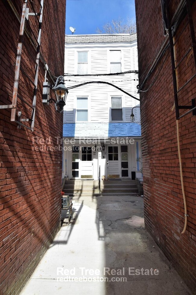 Building Photo - 37A Harvard St