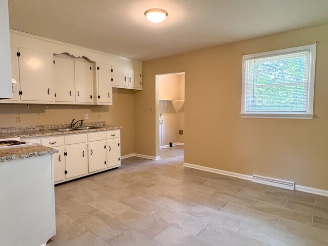 Building Photo - 1004 S Park Dr