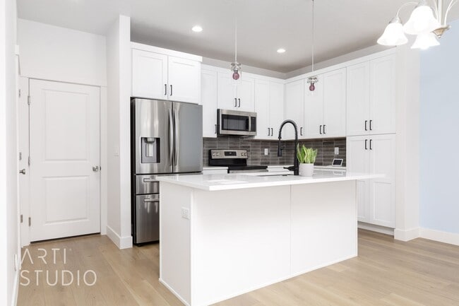 Building Photo - 3 Bedroom, 2.5 Bathroom Townhome in Auburn...