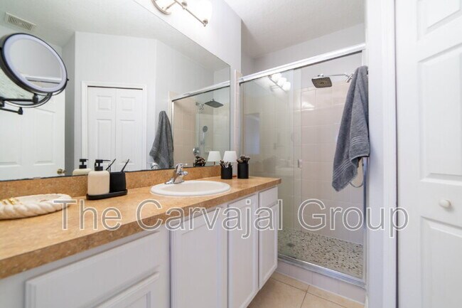 Building Photo - 2210 Seven Oaks Dr