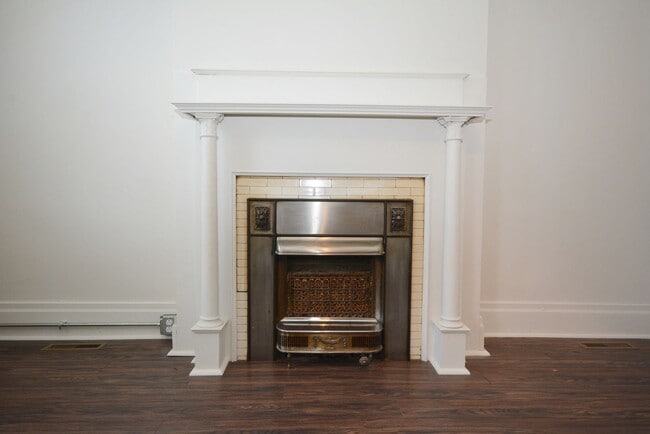 Building Photo - SPACIOUS AND MODERN HOUSE IN OAKLAND AVAILABLE AUGUST!