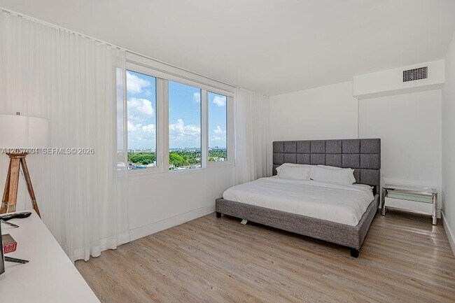 Building Photo - 2301 Collins Ave