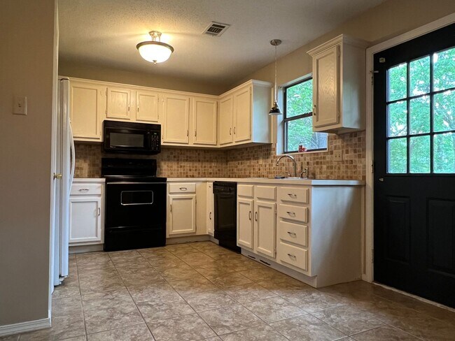 Building Photo - 127 Rolling Oaks Dr