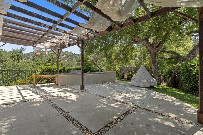 Building Photo - This beautifully updated 4-Bed, 2-Bath Hom...