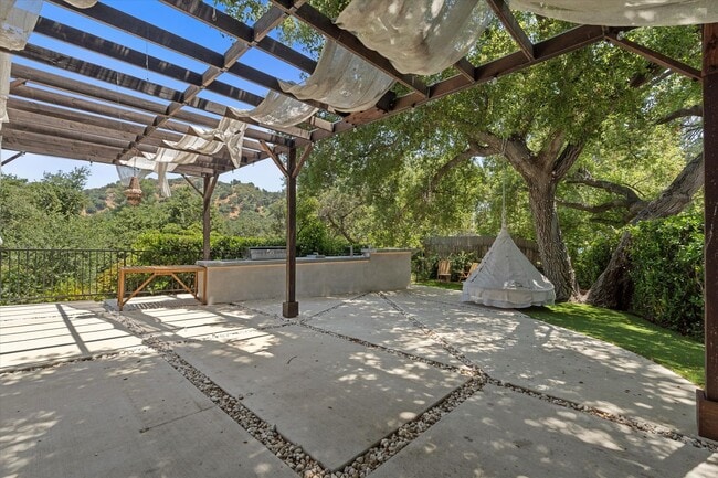 Building Photo - This beautifully updated 4-Bed, 2-Bath Home in Glenoaks Canyon is now available!