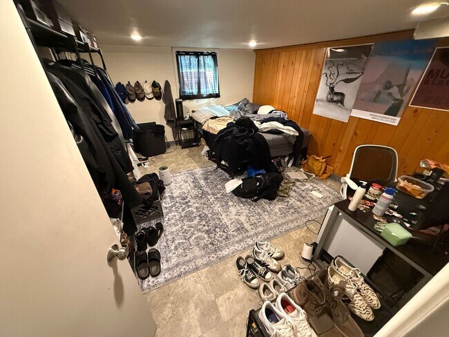 Building Photo - 7 bedroom 3.5 bath Game Room