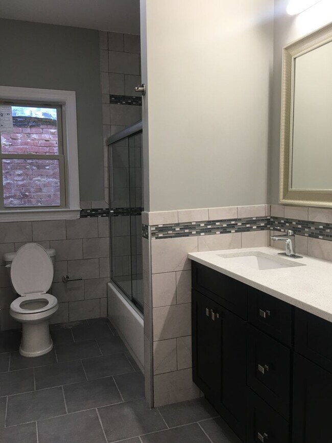 Building Photo - 194 Parkhurst St