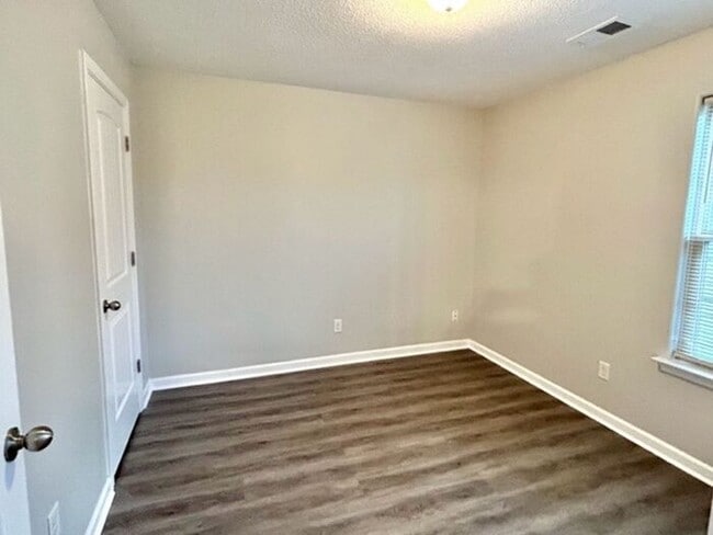 Building Photo - Affordable renovated 4BR home near Hacks Cross & 385