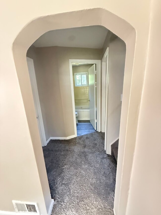 Building Photo - 3 BEDROOM HOME IN WARREN